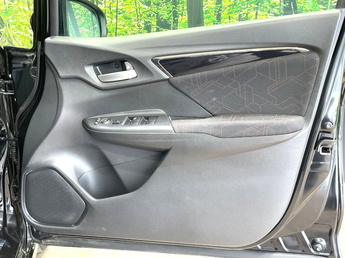 2016 Honda Fit Hybrid DAA-GP5 (UW-69fc00cde8dd1)[8]