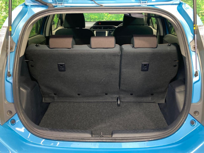 2013 Toyota Aqua DAA-NHP10 (UW-69fc013629200)[14]