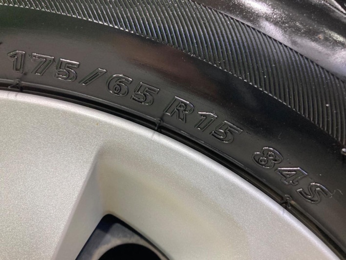 2013 Toyota Aqua DAA-NHP10 (UW-69fc013629200)[27]