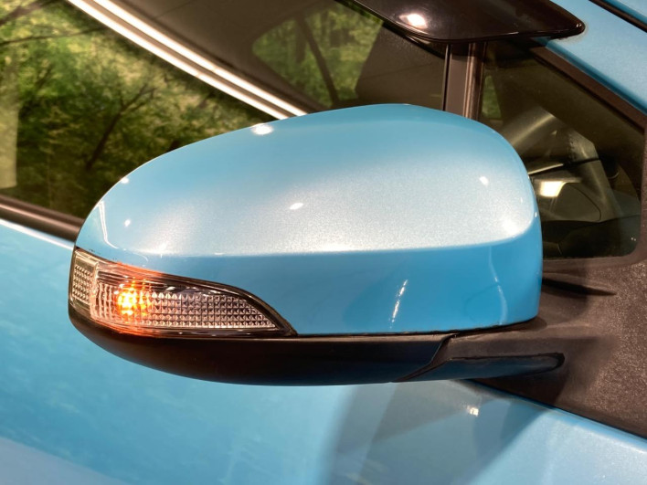 2013 Toyota Aqua DAA-NHP10 (UW-69fc013629200)[29]
