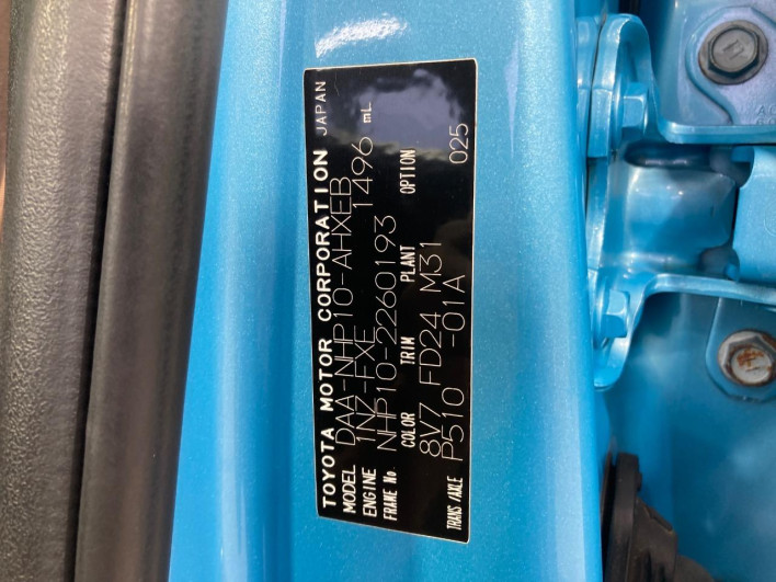 2013 Toyota Aqua DAA-NHP10 (UW-69fc013629200)[1]