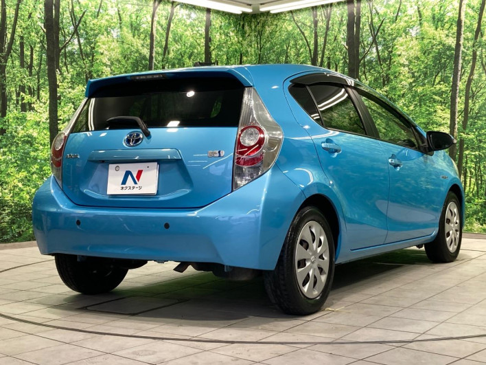 2013 Toyota Aqua DAA-NHP10 (UW-69fc013629200)[10]