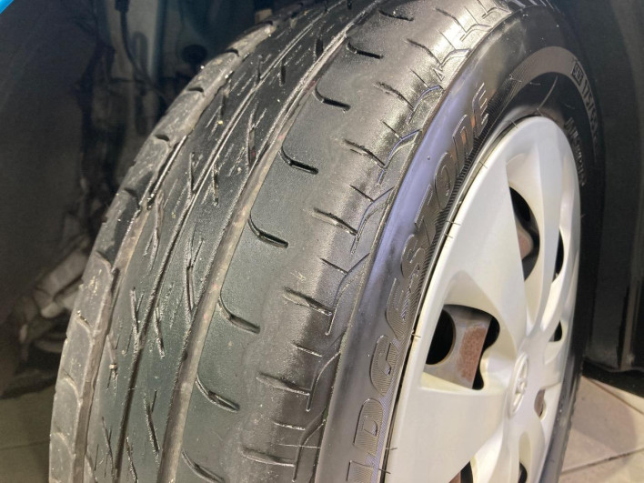 2013 Toyota Aqua DAA-NHP10 (UW-69fc013629200)[25]