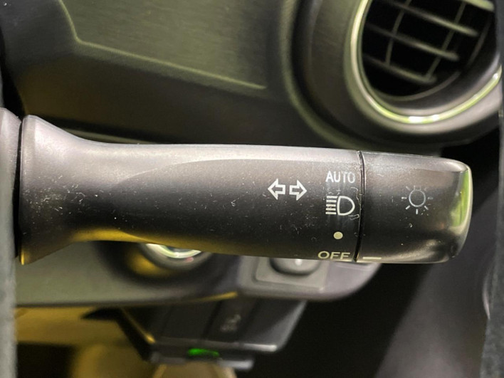 2014 Toyota Aqua DAA-NHP10 (UW-69fc0137784e2)[25]