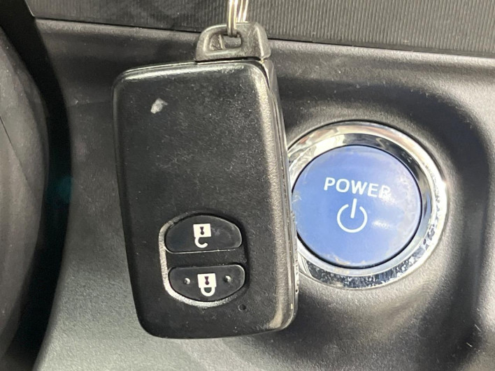 2017 Toyota Aqua DAA-NHP10 (UW-69fc0138525fd)[17]
