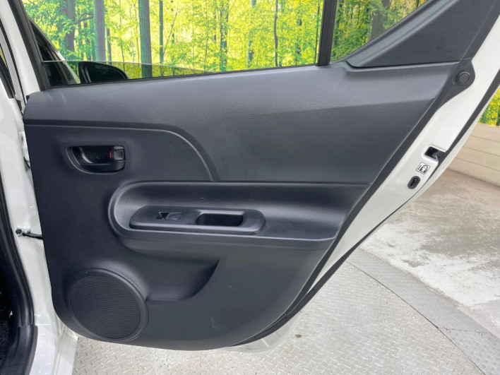 2017 Toyota Aqua DAA-NHP10 (UW-69fc0138525fd)[27]