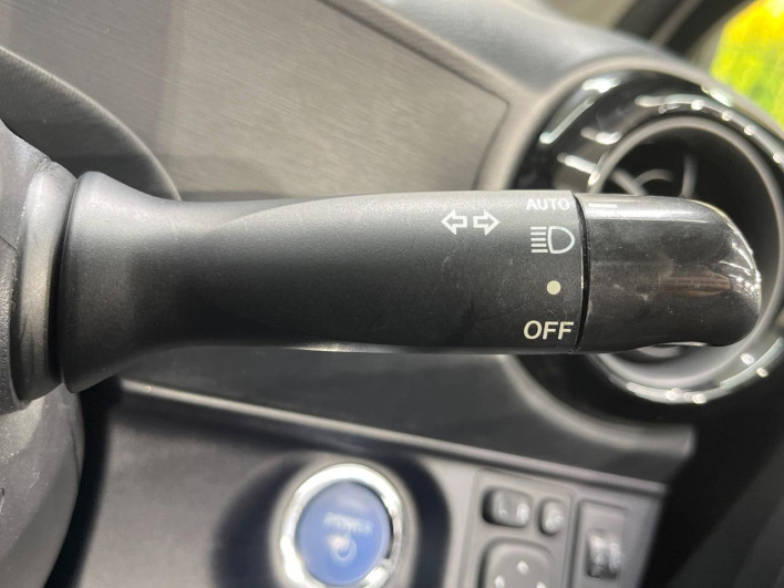 2017 Toyota Aqua DAA-NHP10 (UW-69fc0138525fd)[15]