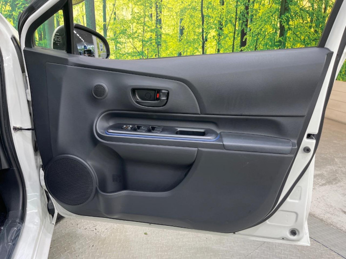 2017 Toyota Aqua DAA-NHP10 (UW-69fc0138525fd)[26]