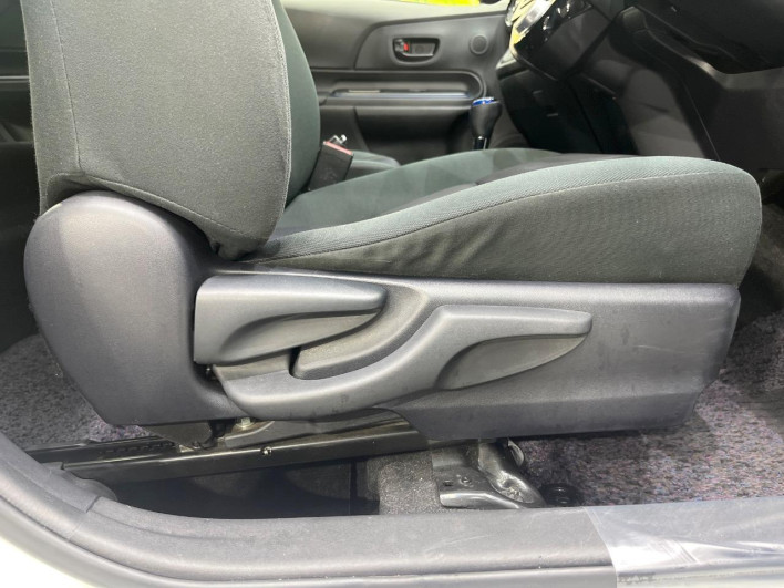 2017 Toyota Aqua DAA-NHP10 (UW-69fc0138525fd)[11]