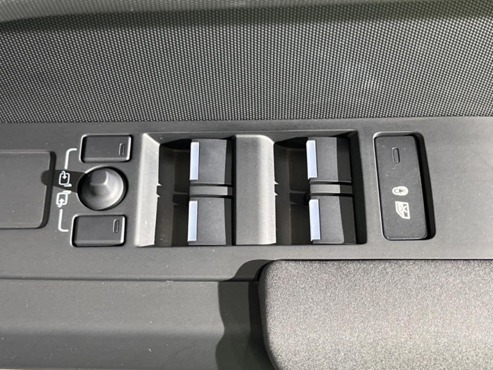 2023 Land Rover Defender 3CA-LE72WAB (UW-69fc014898a9c)[24]