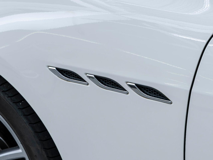 2017 Maserati Ghibli ABA-MG30C (UW-69fc015c234f1)[10]