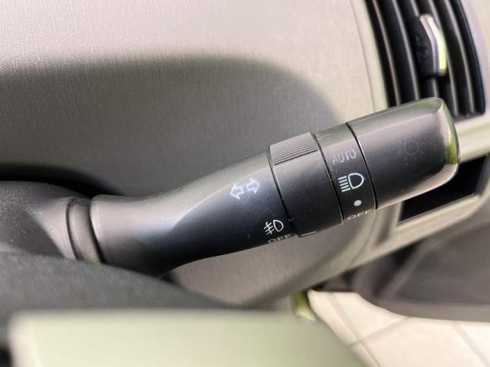 2013 Toyota Prius α DAA-ZVW41W (UW-69fc016ab160d)[12]