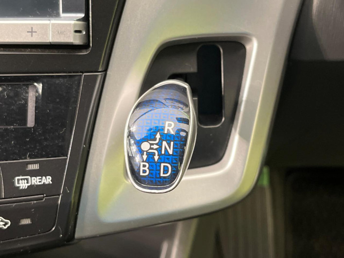 2013 Toyota Prius α DAA-ZVW41W (UW-69fc016ab160d)[17]