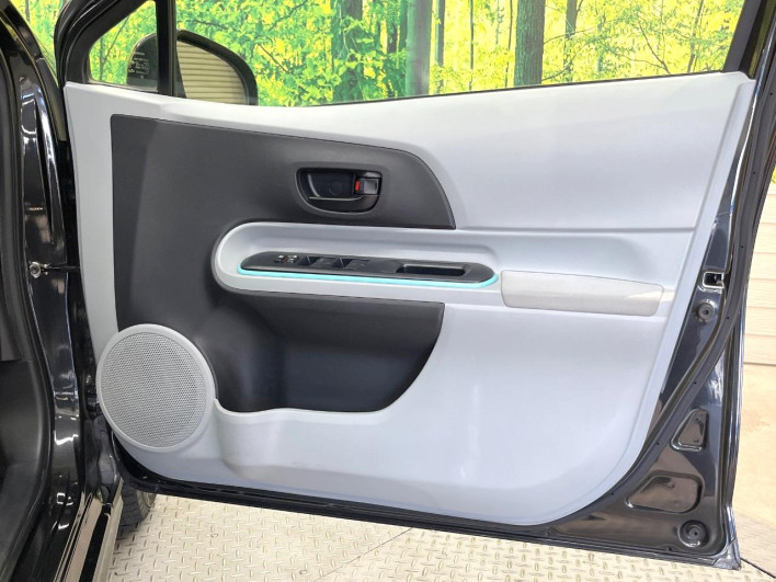 2012 Toyota Aqua DAA-NHP10 (UW-69fd52d57a43e)[21]