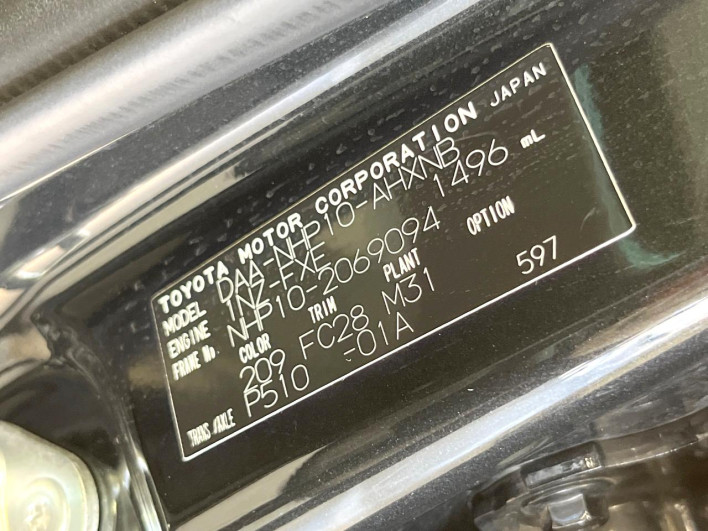 2012 Toyota Aqua DAA-NHP10 (UW-69fd52d57a43e)[1]