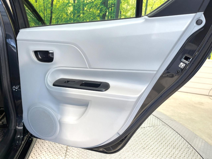 2012 Toyota Aqua DAA-NHP10 (UW-69fd52d57a43e)[22]