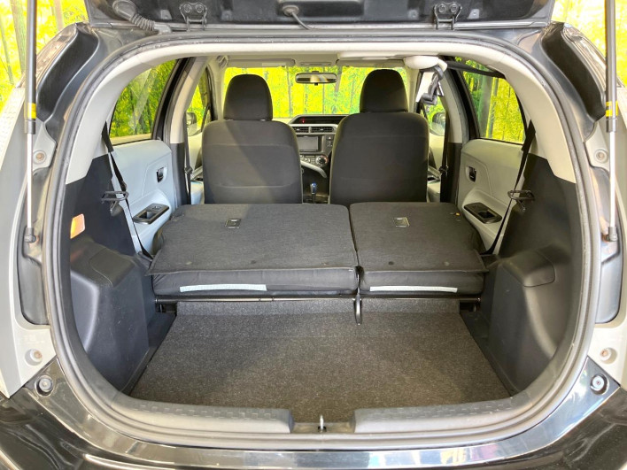 2012 Toyota Aqua DAA-NHP10 (UW-69fd52d57a43e)[26]