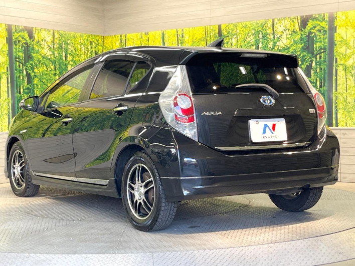 2012 Toyota Aqua DAA-NHP10 (UW-69fd52d57a43e)[16]