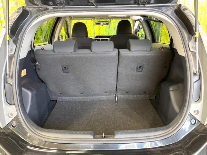 2012 Toyota Aqua DAA-NHP10 (UW-69fd52d57a43e)[25]