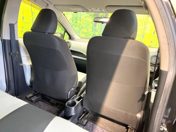 2012 Toyota Aqua DAA-NHP10 (UW-69fd52d57a43e)[29]
