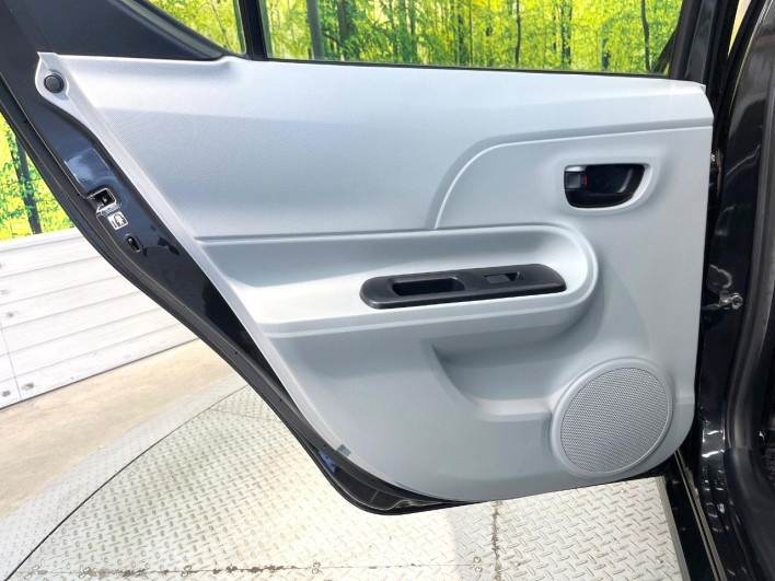 2012 Toyota Aqua DAA-NHP10 (UW-69fd52d57a43e)[24]
