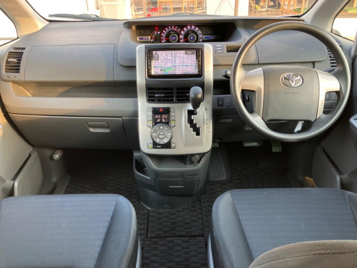 2009 Toyota Voxy DBA-ZRR70W (UW-69fd530341588)[28]