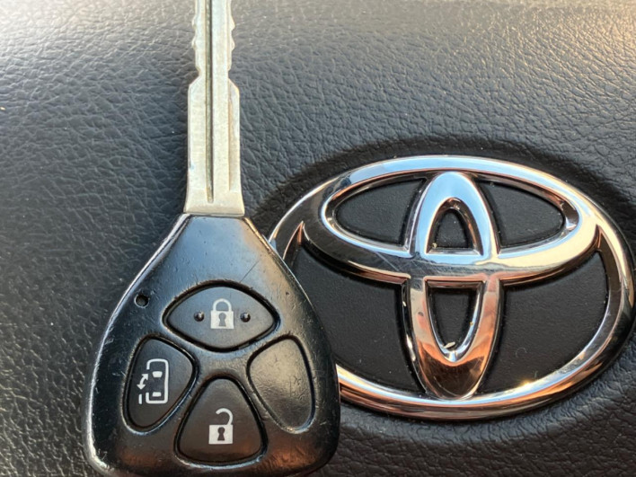 2009 Toyota Voxy DBA-ZRR70W (UW-69fd530341588)[4]