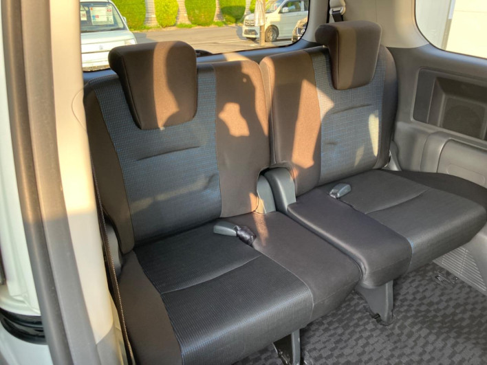 2009 Toyota Voxy DBA-ZRR70W (UW-69fd530341588)[11]