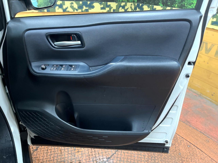2014 Toyota Noah DBA-ZRR80W (UW-69fd530509829)[29]