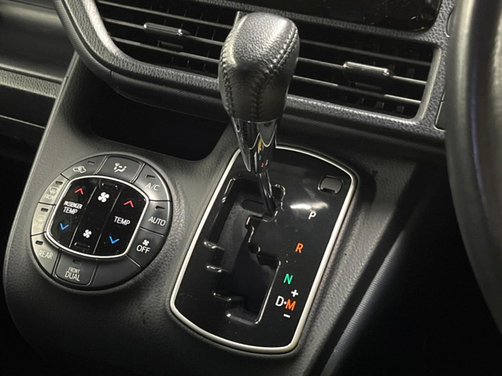 2014 Toyota Noah DBA-ZRR80W (UW-69fd530509829)[7]