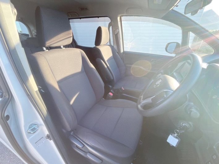 2015 Toyota Voxy DBA-ZRR80G (UW-69fd5305b2945)[27]