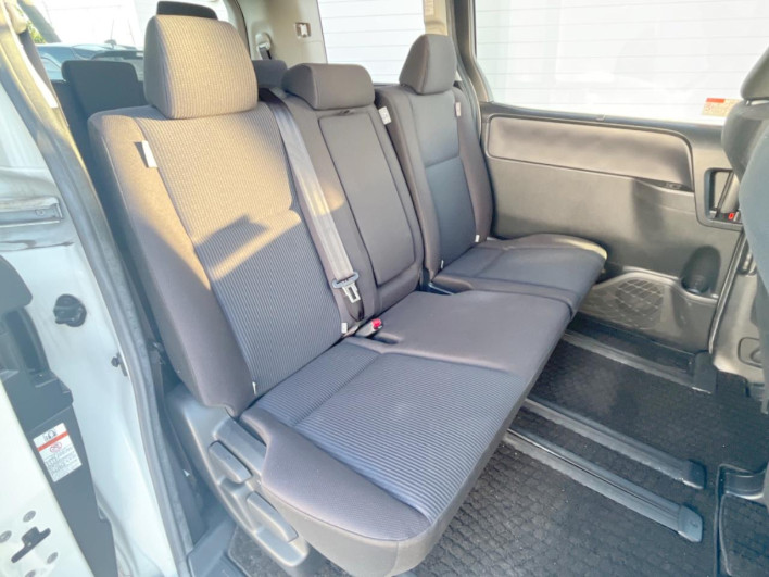 2015 Toyota Voxy DBA-ZRR80G (UW-69fd5305b2945)[29]