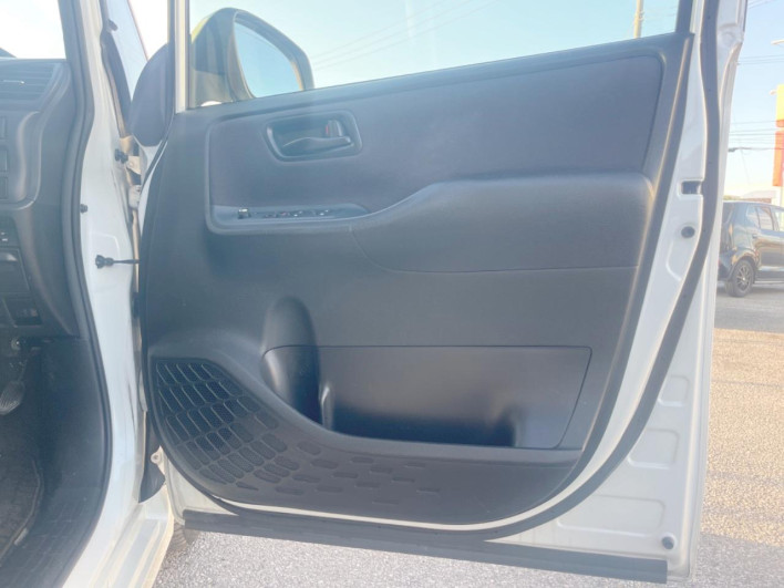 2015 Toyota Voxy DBA-ZRR80G (UW-69fd5305b2945)[26]