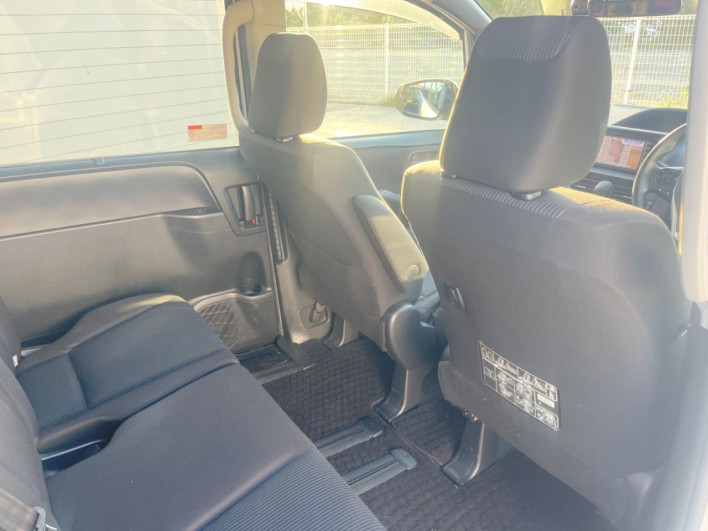 2015 Toyota Voxy DBA-ZRR80G (UW-69fd5305b2945)[28]