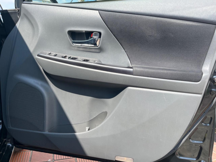 2014 Toyota Prius α DAA-ZVW41W (UW-69fd5310117a2)[26]