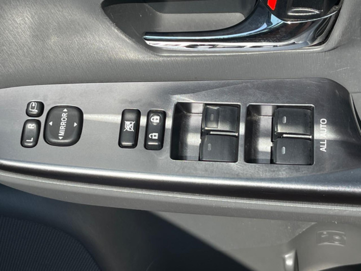 2014 Toyota Prius α DAA-ZVW41W (UW-69fd5310117a2)[27]
