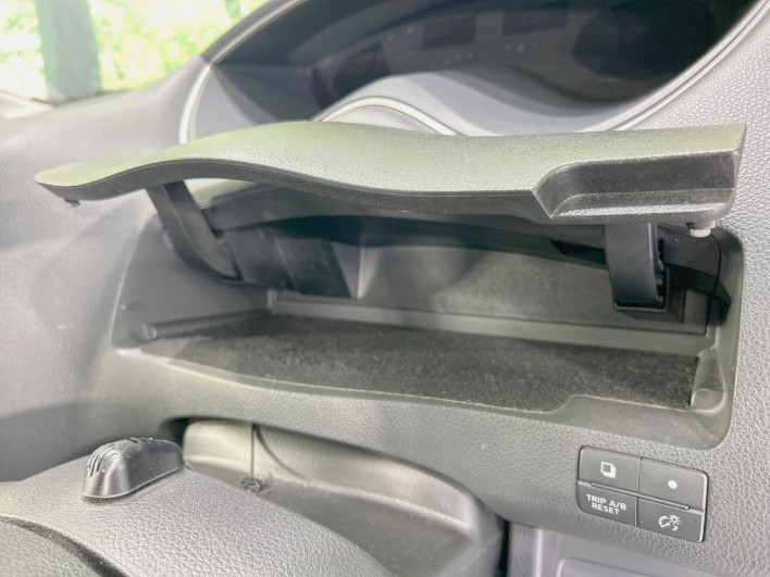 2014 Nissan Serena DAA-HC26 (UW-69fea40f799ef)[29]