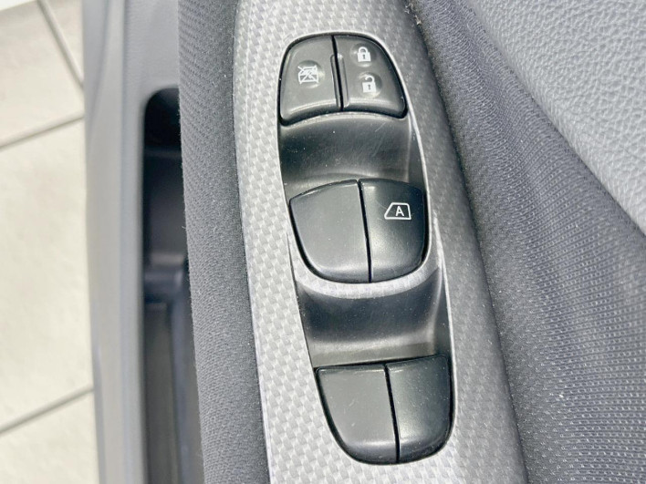 2014 Nissan Serena DAA-HC26 (UW-69fea40f799ef)[28]