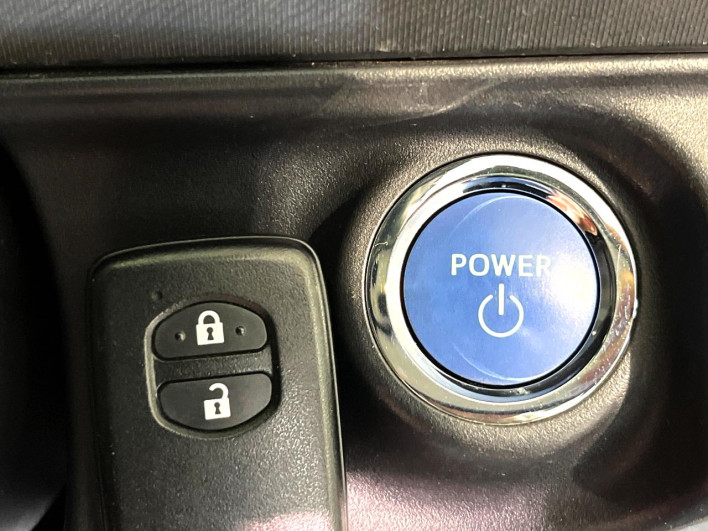 2017 Toyota Aqua DAA-NHP10 (UW-69fea47bef420)[14]