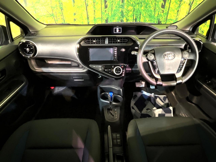 2017 Toyota Aqua DAA-NHP10 (UW-69fea47bef420)[4]