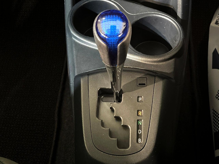 2017 Toyota Aqua DAA-NHP10 (UW-69fea47bef420)[18]