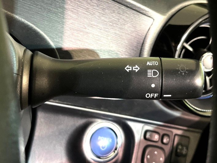2017 Toyota Aqua DAA-NHP10 (UW-69fea47bef420)[25]