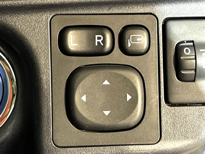 2017 Toyota Aqua DAA-NHP10 (UW-69fea47bef420)[9]