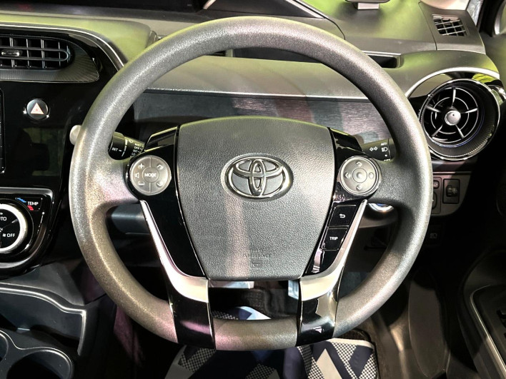 2017 Toyota Aqua DAA-NHP10 (UW-69fea47bef420)[5]