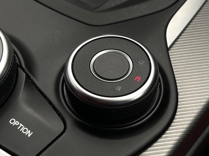 2019 Alfa Romeo Giulia ABA-95220 (UW-69fea4a24df95)[20]
