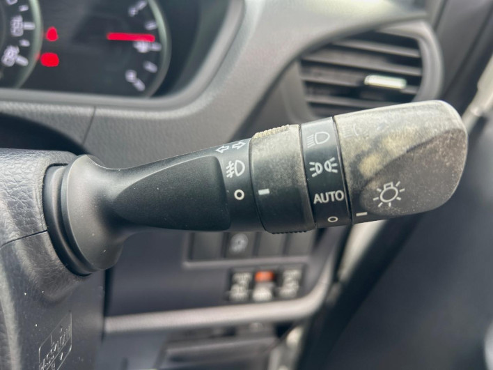 2015 Toyota Voxy DBA-ZRR80W (UW-69fea4a82235c)[25]