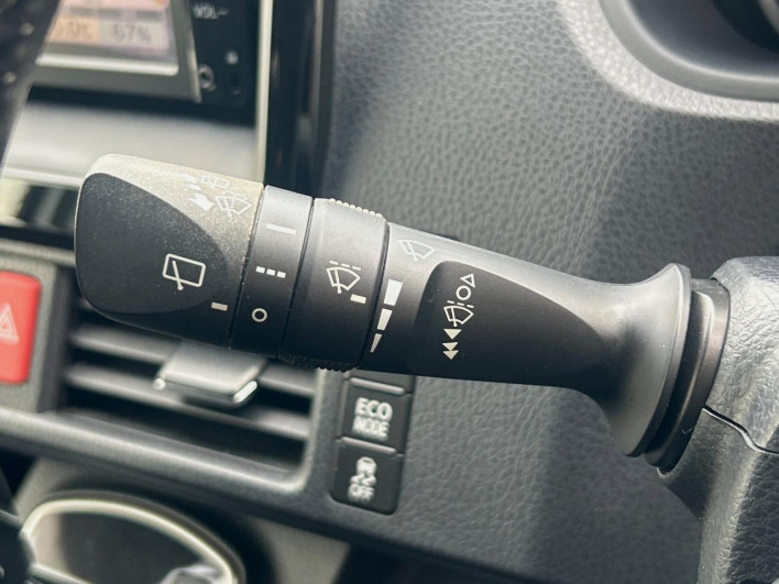 2015 Toyota Voxy DBA-ZRR80W (UW-69fea4a82235c)[26]