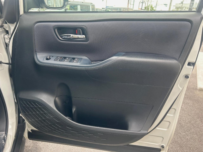 2015 Toyota Voxy DBA-ZRR80W (UW-69fea4a82235c)[17]
