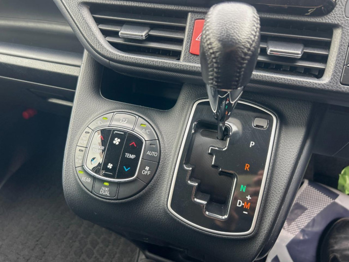 2015 Toyota Voxy DBA-ZRR80W (UW-69fea4a82235c)[29]