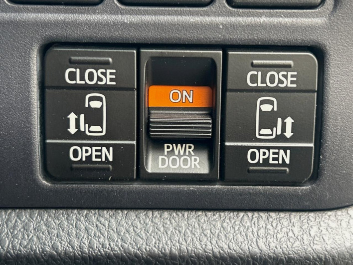 2015 Toyota Voxy DBA-ZRR80W (UW-69fea4a82235c)[22]